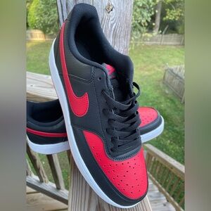 NIKE COURT VISION 11.5M
BLACK/UNIVERSITY RED-WHITE
NOIR/BLANC/UNIVERSITE ROUGE
